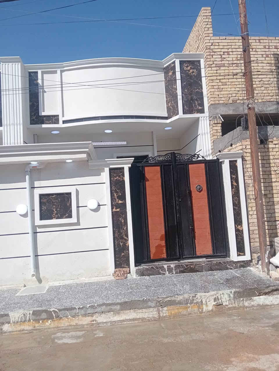 سلام عليكم بيت 100 متر بناء حديث شغل درجه اولى جاهز من كلشي مبي كل نقص العنوان الحسينه شارع الخدمات قرب مدرسه ابو مهدي المهندس البيت على مدرسه بصف العشرين بضهر تجاري خدمات كامله تبليط مجاري كهرباء ماء السعر 65 بي مجال بصيط ***********
