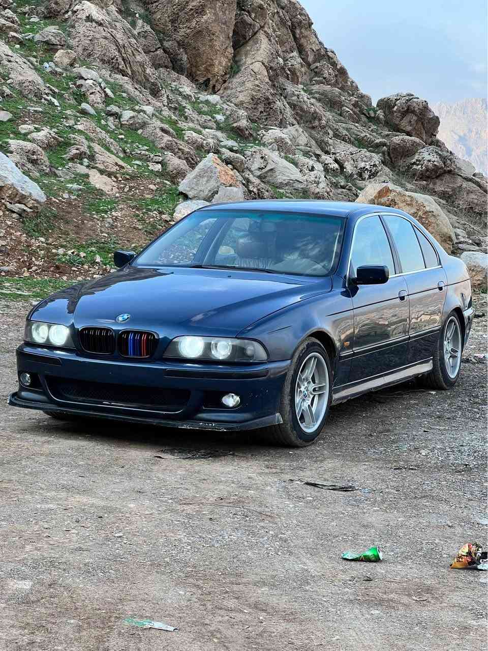 BMW سەقەڕ
مۆدیل 2001
مەکینە 525 دەبڵ دیجیتەڵە
سێ گێڕ (ئۆتۆماتیک + عادی + سپۆڕت)
مەنەفێستی ئەصڵی لەگەڵە
حاسەیە 
تڕاکشن + ABS
ناو زەرد + کوشن جڵد+کوشن هیتەرە
دەعام پێش و دوا M + ویل M
لایت زینۆن + لایت ئەڵقە
سوکان ڤۆلیۆم
تەبرید سارد و گەرم نیزام سپلیتە
تەبرید مەرکەزی 
سەیارەکە ساغە نەموس نەبڕاوەیە 
بێ دەعم و لێدراو
سەیارەکە بێ عەیب و عارە 
سعریشی 45 گەڵا و معامەلەیەکی کەم
سەیارەکە سوکانی محەوەر
زۆر بەجوانی چاک کراوە هەستی پێناکەی  
ژ.م خاوەنی//*********** رانية, السليمانية
