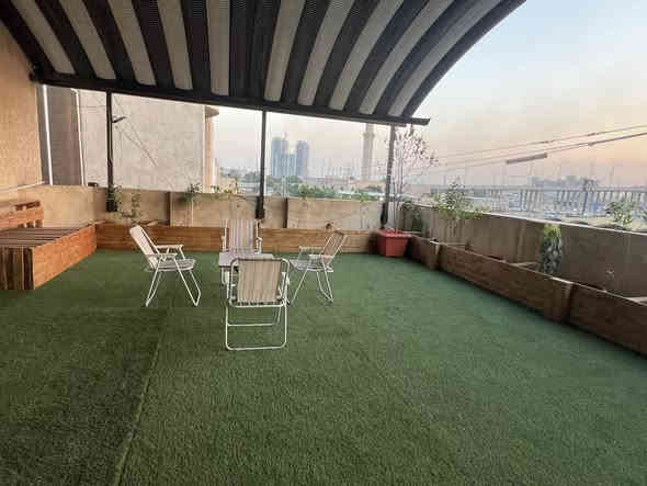 السلام عليكم 

تتوفر شقق مفروشه حديثه للإيجار ( للعوائل فقط ) موقع  الشقق جدا مميز  (بنص بغداد )بغداد - شارع فلسطين مجاور تقاطع قرطبه  مقابل مستشفى الجمله العصبيه مساحه الشقه ٨٢ متر تحتوي على غرفه سويت  كبيره و غرفه استقبال  وحمام  ومطبخ كبير وتحتوي كذلك على منورين ، تتوفر في الشقه كافه الخدمات من كراج مجاني وكهرباء ٢٤ ساعه وسبالت انفيرتر وخدمه الانترنيت . علما ان البنايه مجهزه بمنظومه طاقه شمسيه .

🩸سعر الايجار الشهري مليون وميتين  الف دينار شهريا شامله جميع الخدمات .

🩸 عرض البلاك فرايدي ومحدود لمده 5 ايام من تاريخ البوست خصم 7%من قيمه الايجار . 

للتواصل على الرقم ادناه : 
***********
