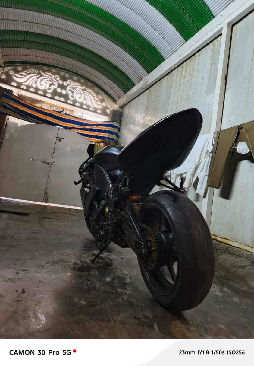 السلام عليكم بطح كوزاكي 1000cc للبيع موديل 2005 دراجه نكره سلف تاخذها بوجهك تتونس بيها كل نقص ماكو تايرات جدد اي خلل مابيها كامله مكمله ناقصها بس خيال سعرها 23ورقه وقابله للتفاوض للاستفسار ***********
