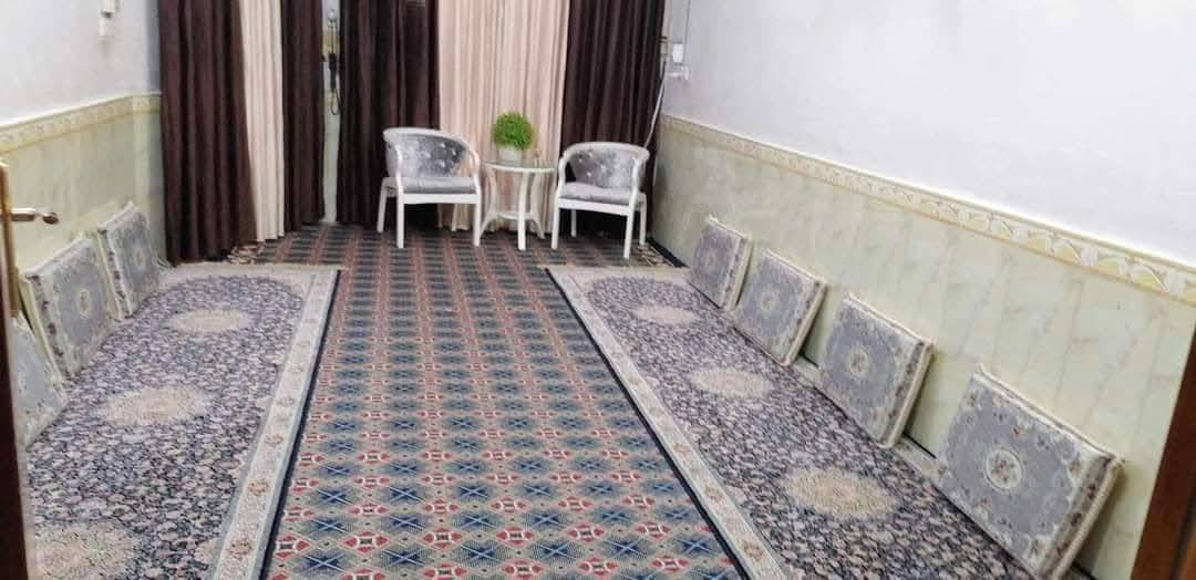 #دارللبيع  نقد ومباردة طابقين
بيت مرتب بمعنى الكلمة  

 المساحة: 127م ونص الواجهة 6وربع  

الموقع  : العسكري الاول 

الطابق الاول: غرفة وصالة ومطبخ واستقبال وصحيات داخلية وخارجية 

الطابق الثاني: غرفة جاهزة والباقي هيكل واصل للسقف 

اقرب نقطة دالة: خلف سايدين الوكفة اول فرع عاليسرة جدا قريب على فلكة العلماء  بناء مرتب ونظيف 

للاستفسار اكثر خاص او 

واتساب  ***********
