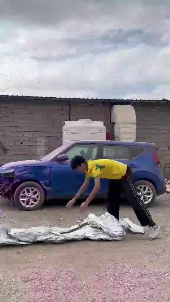 السلام عليكم، معروض للبيع غطاء سيارة خارجي متين ومبطن لحماية سيارتك من الشمس والأتربة.

حالة المنتج: جديد ✨

أهم مميزات ومواصفات الغطاء:

عزل حراري فعال: لون فضي عاكس لأشعة الشمس لحماية صبغ السيارة والداخلية من الحرارة الحارقة.

مقاوم للأمطار والغبار: خامة متينة تمنع مرور الرطوبة والأتربة وتحافظ على نظافة السيارة.

مبطن من الداخل: طبقة قطنية داخلية ناعمة جداً لحماية الهيكل من الخدوش والاحتكاك.

أشرطة عاكسة ليلاً: مزود بإشارات فوسفورية عند المرايا الجانبية لتنبيه المارة والسيارات في الظلام.

ثبات عالي: حواف مطاطية محكمة تمنع تطاير الغطاء أثناء الرياح القوية.

السعر المطلوب: [30 الف]

مكان المعاينة والتسليم: بغداد 3 آلاف / باقي المحافظات 5 آلاف.

للتواصل والاستفسار يرجى مراسلتي على الخاص أو الاتصال على الرقم: *********** (يوجد واتساب).
