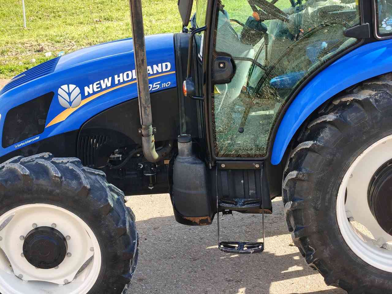 السلام عليكم تركتر للبيع نيهولند حجم 110 موديل 2020 فول عادي دبل مجر تاروسه هوه دبل كشن تبريد فول مامفتوح بأسمي  اتصل ***********
