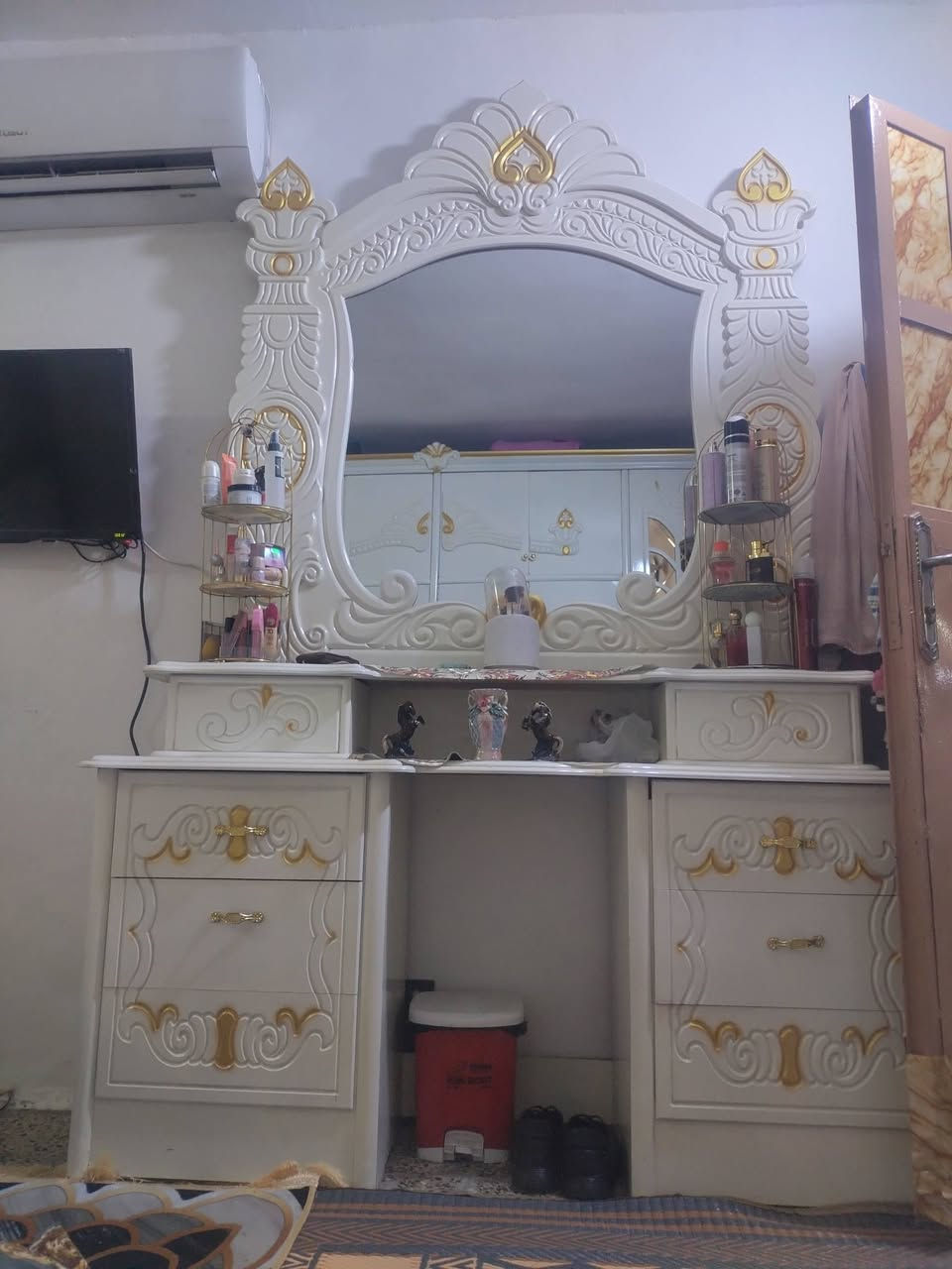 السلام عليكم غرفة نوم صاج جديده استعمال قليل لا كسر ولا زلغ كلشي ما بيهة تجي وتشوف بعينك السعر (900) العنوان مدينة الصدر قطاع 37 الإتصال على الرقم ***********
