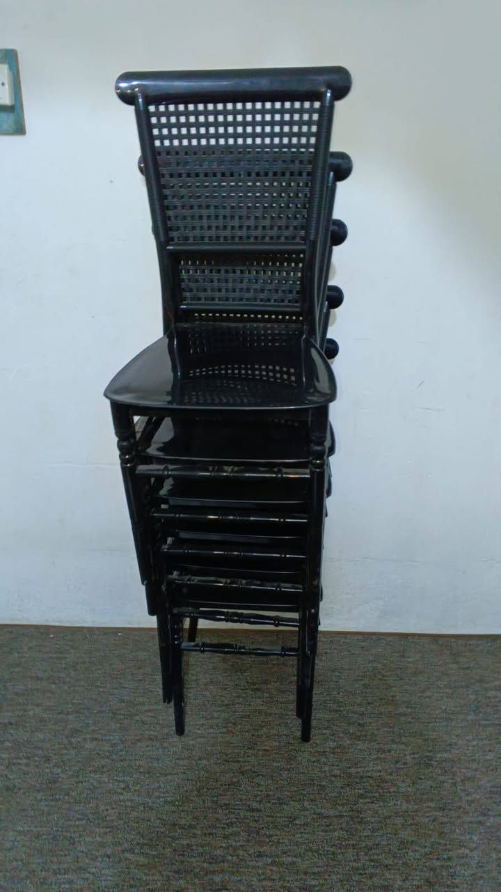 السلام عليكم كراسي جديده مامستخدمه ابد لبيع استفسار على رقم ***********مكان ديالى خان بني سعد
