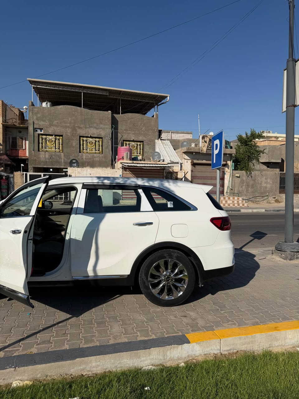 سورنتو 2019  خليجي 
مواصفات عاديه كامره خلفي حساسات اماميه خلفيه كشن كهربائي سايق فقط شاشه چبيره تدعم كار بلي 
سياره متضرر بيه البنيد فقط مبدل ومصبوغ  وطاك بيه ايرباك ستيرن ودشبول  والباقي كفاله 
سياره اربعه سلندر 
ماشيه (125km)
الرقم : *********** 
السعر ($190) وبيه مجال البصرة, العراق
