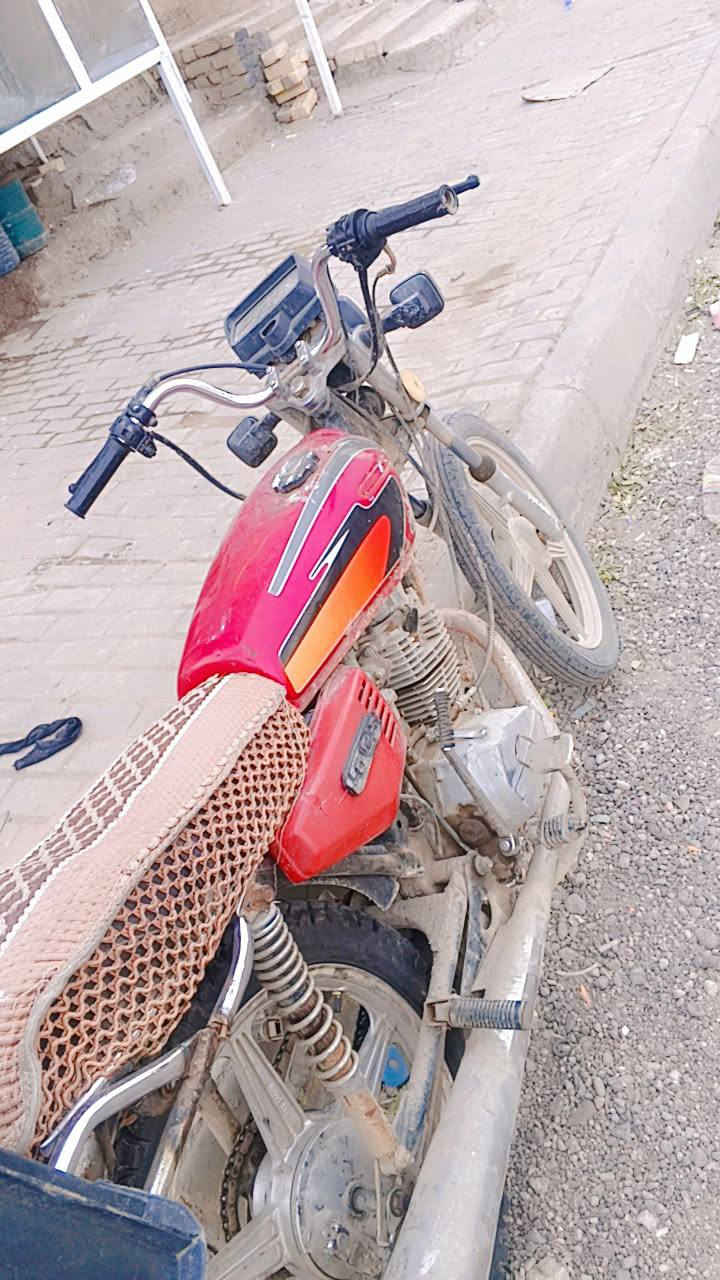 سلام عليكم دراجة ايراني يرادلهة بس كابريتر اني بيع كوم حديد ١٠٠وبيهة مجال بلحسينية مال راشدية ***********كوم حديد
