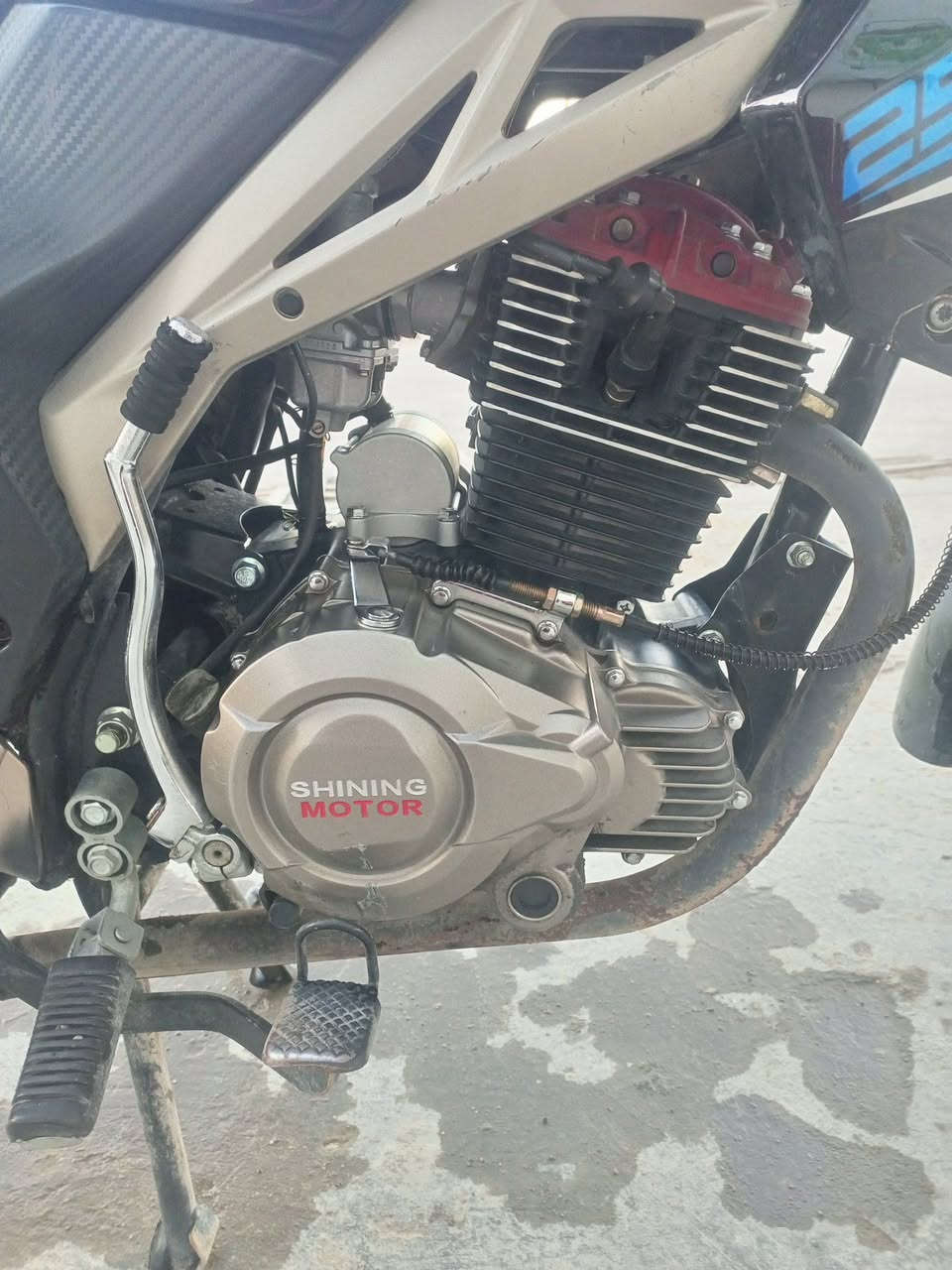 السلام عليكم 
دراجه شاينك للبيع مديل 23 مرقم باسمي تحويل ثاني يوم الدراجه جديده برغي ممفتوح السعر 2000مليونين للاستفسار ***********
