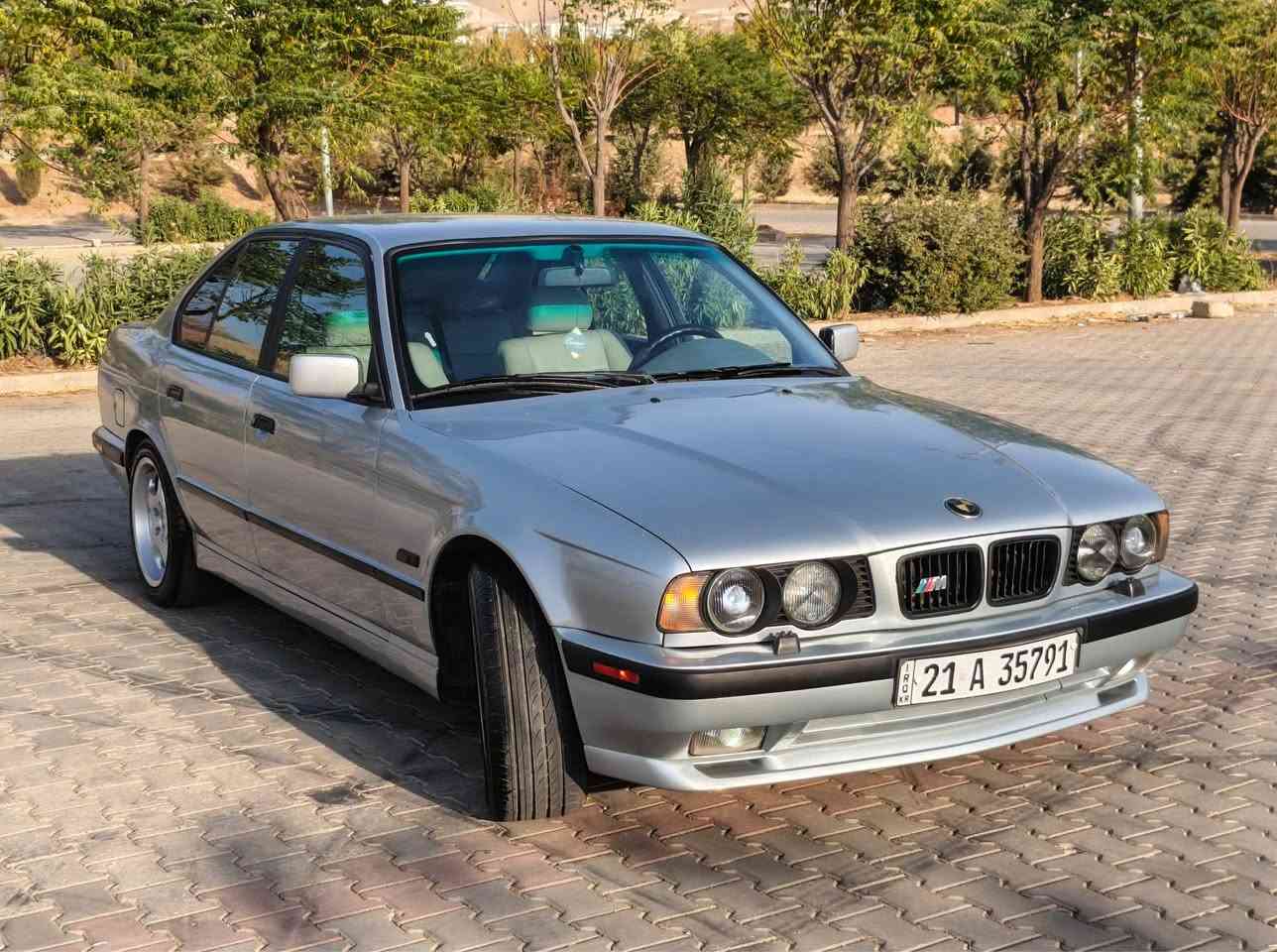 BMW 1995
موديًل ٩٥ سلڤەر كامل فرن لةسةر ساخي بيً دةعم زور جوانة هةمو گياني لةسةر دةقي شةريكة ماوةتةوة مةكينةي 525 سةقةري دةبل دجيتالي لةسةرة نةكراوةتةوة گيًر عادي گيًر و مةكينة و ئةكسل و تةبريد و تةحويل و كارةباي بةشةرت يةك دينار مةسرةفي نية سةيارةيةكي زوًر بةقوةت و كپ و تون و تولًة مالي دوًستة تاية و ويل و دةعامي M5 لةسةرة هوكي بيلادي ناوي لوًكة و رةساسي فورميكاية كوشن جلد و سياحي و تةلةفون شاشة ئايپاد و دةبل ئةرباگة لة سليًمانيم نرخي ٨٣ گةلاية 🔒 جوابي كوميًنت نايةمةوة 
***********

بي ام موديل 1995 كير عادي مكينة 525 سقر دبل فانوس رقم السليمانية 
لون سلفر صبغ عام للجمالية بدون ضربة كير و محرك و تبريد و كارةباي و تحويل بشرط سيارة نضيفة عال بلاد مابيها اي نقص تاير و ويل و دعاميات M5 هوك بلادي كشن جلد و سياحي داخل رساسي و فورميكا و شاشة ئايباد سعرها ٨٣ 🔒 ورقة مكان السليمانية  *********** السليمانية, العراق

