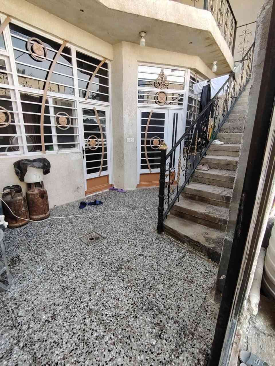 بيت حديث طابقين بمساحة 120متر سند 25 اقرار محكمه مباشر بأسم المشتري يحتوي ع 3 غرف نوم مع صاله واستقبال ومطبخ عدد2 مع مجاميع صحيه عدد3 -- العنوان كربلاء شارع السيده زينب شارع ابو ماشه خلف مطبخ العتبه بسعر 90 للاستفسار ***********
