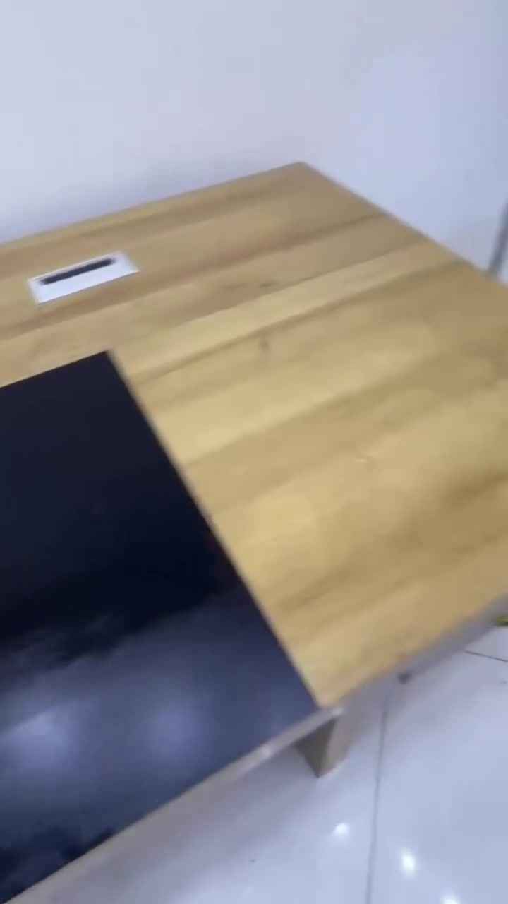 ميز مكتبي جديد ونضيف مصارلي بس اسبوعين من اخذته رايدته 160شوفولي جماله ونضافته 💯
للستفسار مراسله واتساب او خاص  ***********‼️💢
