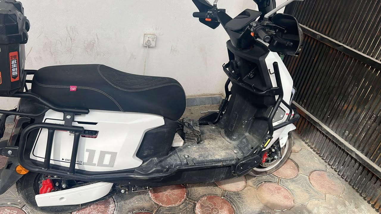 سلام عليكم اخوان دراجه للبيع شحن سرعتها حقيقي ٦٥ لو ٧٠ ست بطاريات مسطره ملف ٢٠٠٠ وامبيريه ٣٢ ماشيه الدراجه ٥٠٠٠ وشويه كيلو يعني جديده رايدها ب٨٠٠ الف مكاني الحريه دباش ***********
