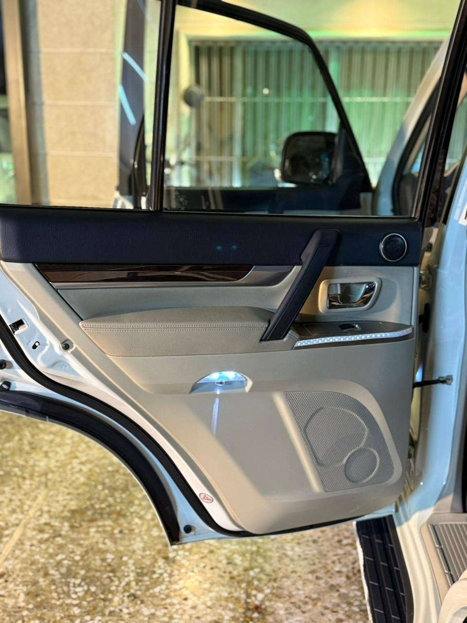 السلام عليكم للبيع باجيرو حبتور ٢٠١٥ ماشية ١٦ الف ونص قابل للزيادة مكفولة كفالة عامة رقم بغداد تحويل ثاني يوم للاستفسار الاتصال على الرقم***********
