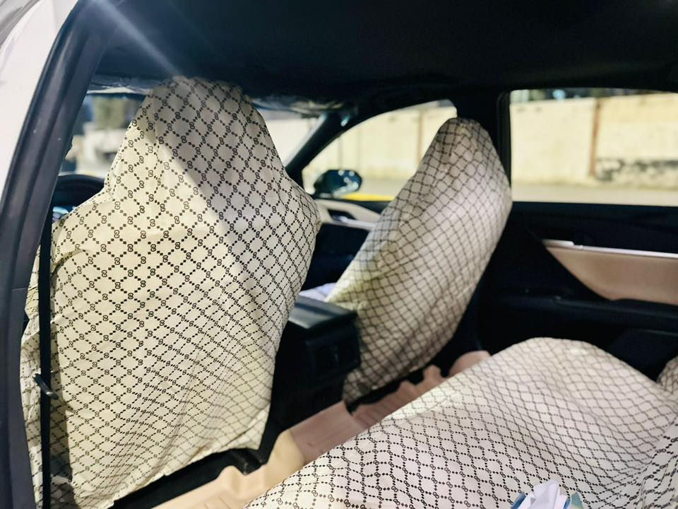 سيارة كامري هايبرد خليجي وكالة عبد اللطيف جميل 🇸🇦
موديل 2025 
ماشية 6000km
مواصفات E-plus موصفات معروفة فتحة سقف بصمة تشغيل شاشة تتدعم ال Apple CarPlay اشاير ترحيب بل مري مري طي اوتو وباقي الموصفات المعروفة 
سيارة اخت الزيو مكفولة كفاله عامة 
رقمهة بغداد انكليزي
سنوية جديدة 
السيارة بأسمي مداور ثاني يوم 
مكان السيارة السماوة قضاء الرميثة 
للتواصل ***********
