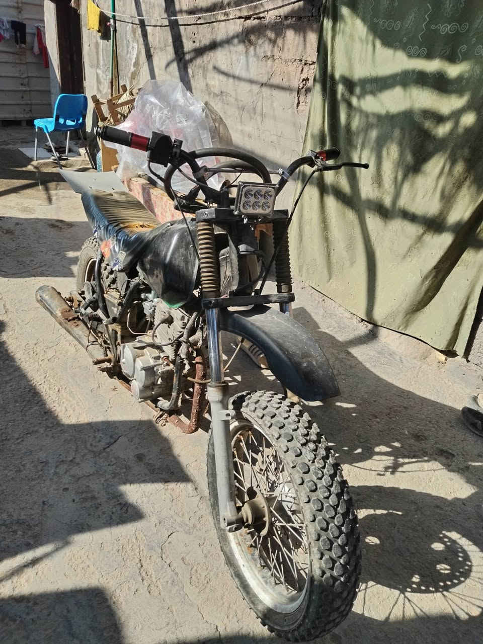 سلام عليكم دراجه قفاز صحراوي الصنع الماني شادلهه مكينه مال ستوته حجم ٢٠٠ العنوان ابي الخصيب السعر ٢٥٠ مستعجل عله البيع الرقم ***********
