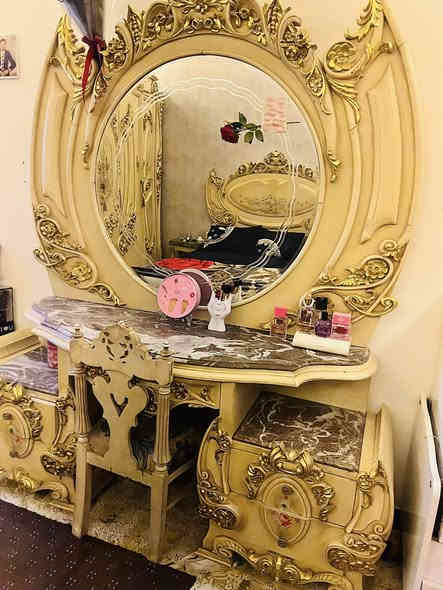 السلام عليكم غرفة اخشاب للبيع النوعيه زان مصري ملكي مكونه من 6قطع مع جزامه لون تبني للاستفسار ***********
