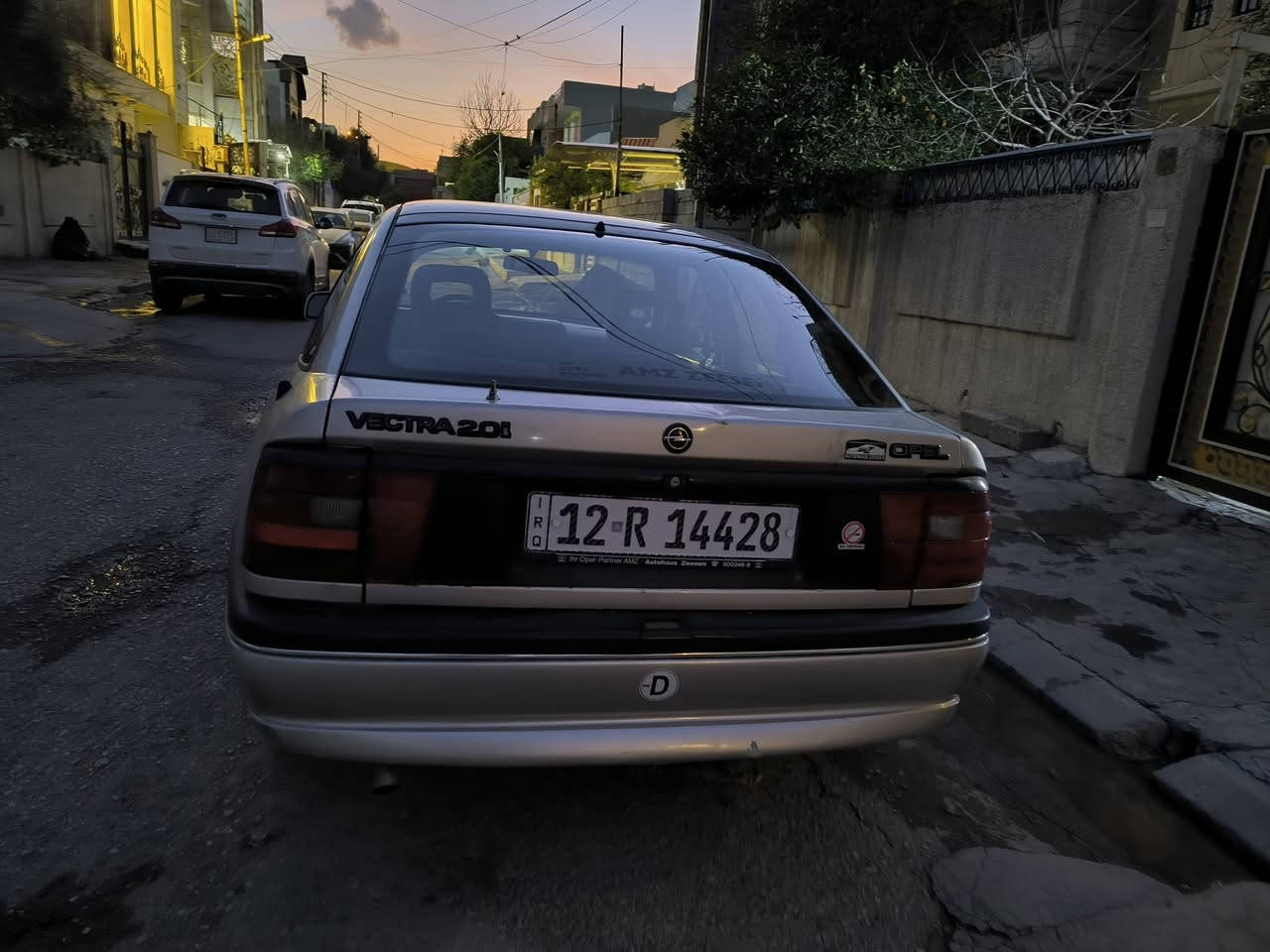 أوبل فيكترا موديل 1994
رقم نينوى الدولي مسطره شرط التحويل 
حجم 20شرط 
مطوزه حزام جماليه 
طخم ويل كب نجمه أصلي 
منضومه بريك4دسك
مضلات كهرب 
جامات أماميه كهرب 
كابون ورقي متوقف 
عنواني الموصل 
رقم الهاتف***********
***********
السعر42$
وبيها مجال للشراي فقط
