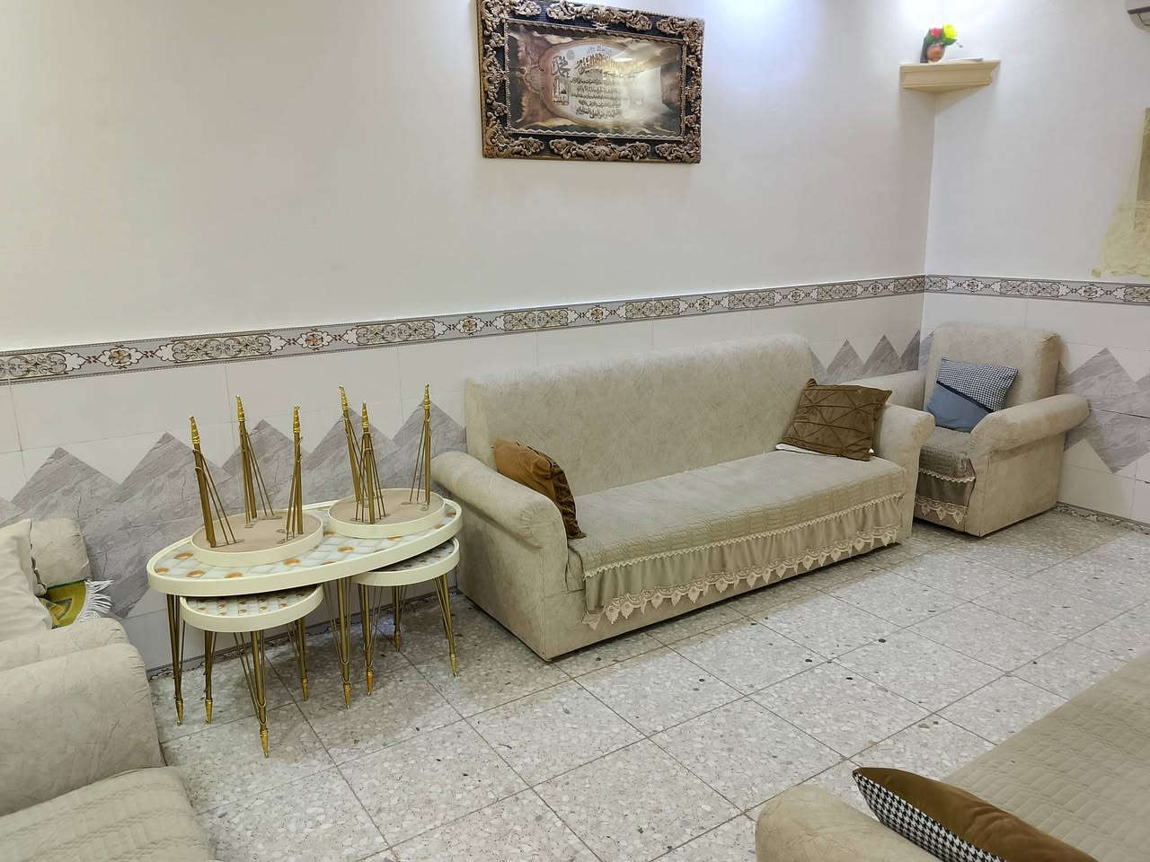 السلام عليكم 105وبي مجال مشتمل للبيع المساحة 50 متر 5*10 الموقع حي الجهاد الشارع المقابل مكتب الشارقة قرب مدرسة البيداء يتكون من استقبال مطبخ وخدمات والطابق الثاني 2غرفة وبيتونة وسطح علما البيت باسمي طابو صرف على العامرية مسلح للاتصال على الرقم ***********/ وتساب متوفر
