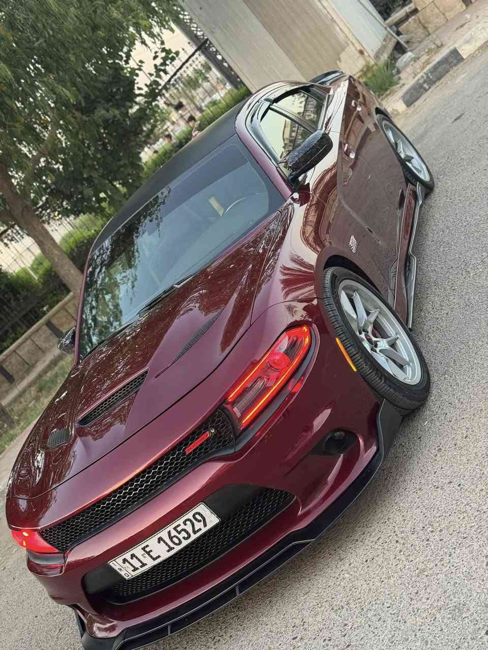للبيع جارجر scat pack سكات باك  موديل 2021 حادث بسيط رقم بغداد حرة باسمي هزة جديدة مواصفات :
مكينة 6400
فجوج بريك brembo 
شاشة جبيرة car play  + كامرا دوارة
رادار جانبي + نقط عمياء
كشنات جلد + تدفئة
 تدفئة ستيرن
سستم صوت ALPINE
تشغيل عن بعد
نظام launch control للتحكم بالانطلاقة
مودات srt للقيادة(eco,sport,track,custom)
شفتات ستيرن
هيتر مري 
حساس خلفي
عليهة منظومة زنون اصلي وبالنسبة للاضافات : 
سقف روز رايز اصلي  متغير الوان
مازدات اوراكل الوان متغير عالتلفون + عين الشيطان
كزوز تحكم ريمونت+ داون بايب
واكيد برمجة مصطفى ايگل
وباقي المواصفات المعروفة والسيارة جديدة كلش وكاملة مكملة اي نقص مابيهة وماشية ٤٨ الف وحادثهة  جاملغ و بنيد بدون دواخل( شواصي مكفولة ) قطعتين صبغ فقط وبيهة مكانين بارد والباقي كفالة ايرباك طاك وراجع سستم  وصور الحادث موجودة عندي عالخاص والسعر 208$ للاستفسار ***********
