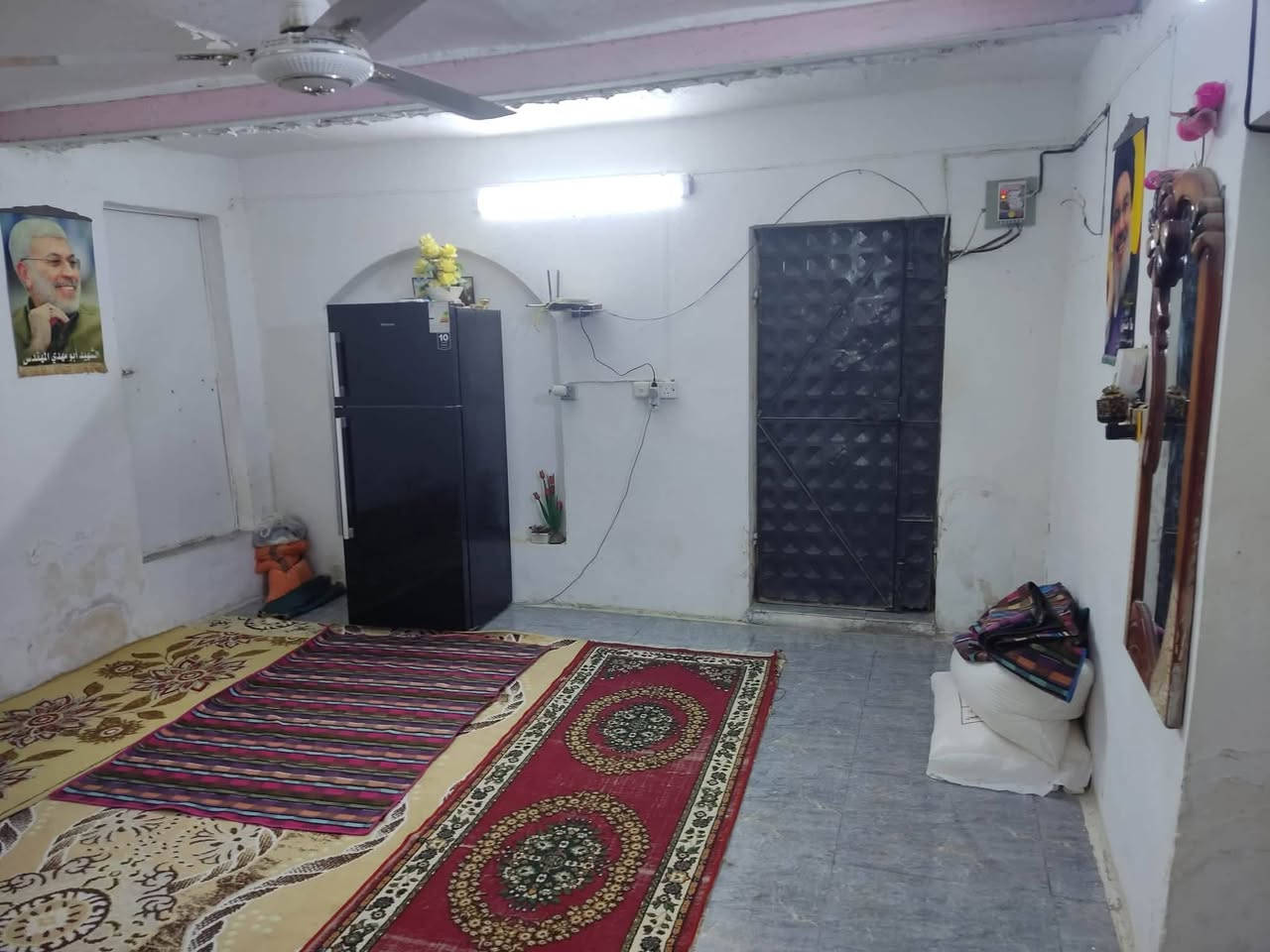 بيت للبيع مساحة 200 متر بمنتصف الديوانية على شارع رئيسي بين شارع بريد التحدي وشارع سالم في حي الزراعيين  الثانية مقابل جامع اهل البيت على الشارع التبليط وحالياً المنطقة كذلك قيد الاعمار واعادة التنمية بناء عگادة والأرضية بورسلين مطعم مرمر يحتوي الطابق الاول على 3 غرف + صالة كبيرة + مطبخ + استقبال+ صحيات خارجية وداخلية + طارمة كبيرة وگراج + حديقة والطابق الثاني يحتوي على غرفة وصالة وصحيات + سطح كبير ...البيت صالح للسكن


**إذا كنت صاحب هذا الإعلان وتريد حذفه لأي سبب، رجاءا أرسل رسالة إلى الدعم الفني**