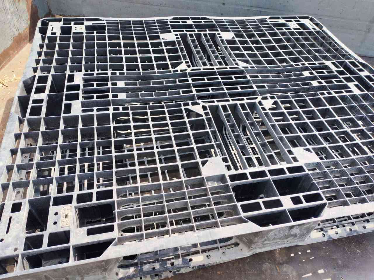 سكيب بلاستيك اسود الون قياس 110x110 مربع وزنها 7كيلو العدد40 سعر القطعه 6الاف مطروح مكاني بغداد حي أور ***********
