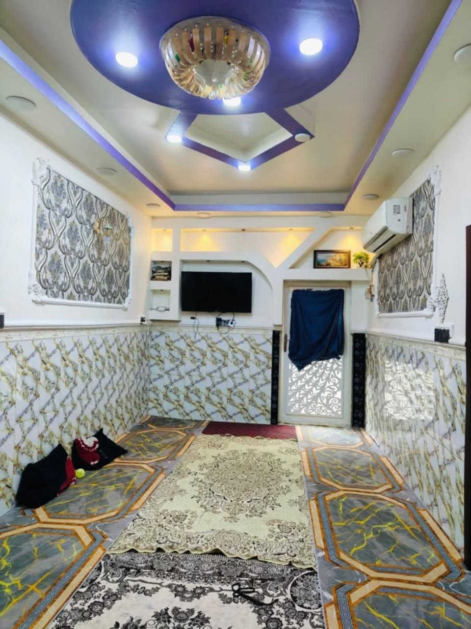 السلام عليكم دار للبيع 200 م بناء 100 وحديقة 100 مثل مموضح بالصور عنوان كربلاء طويريج شارع 40 جهة حي الصناعي للشراي سعر 60 مع مجال الاتصال ***********
