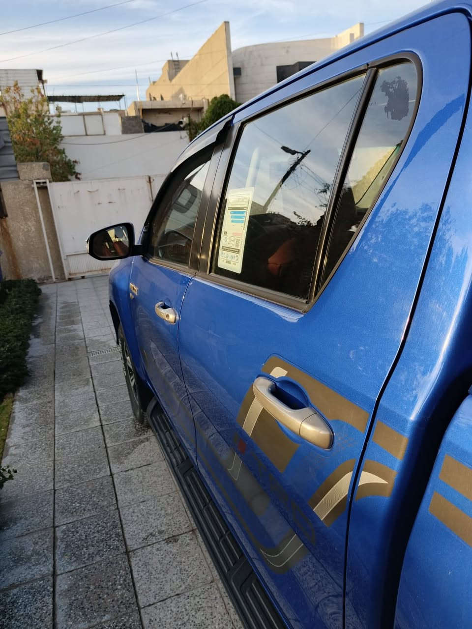 رقم بغداد 
سيارة تويوتا فور ويل 
موديل (2019)
سيارة كفالة عامة
ماشية 120 الف كيلو
والسيارة تجي بصمة
كامرات خلفية 
السعر 3 دفاتر وبيها مجال
للتواصل والاستفسار
***********
