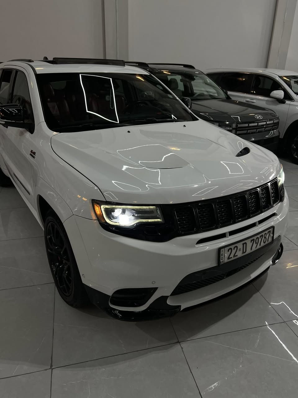 � جيب جراند شيروكي SRT 2017 بسعر توكسون
🔹 المحرك: V8 HEMI سعة 6.4 لتر

🔹 عدد السلندرات: 8 سلندر

🔹 القوة: 475 حصان

🔹 العزم: 637 نيوتن.متر

🔹 ناقل الحركة: أوتوماتيك 8 سرعات

🔹 نظام الدفع: رباعي AWD

🔹 التسارع 0-100 كم/س: حوالي 4.8 ثانية

🔹 السرعة القصوى: 257 كم/س

📏 الأبعاد

* الطول: 4.84 متر

* العرض: 1.94 متر

* الارتفاع: 1.75 متر

* قاعدة العجلات: 2.91 متر

⚙️ المواصفات الرياضية

* نظام Launch Control

* نظام Brembo للفرامل الرياضية

* وضعيات قيادة متعددة (Sport / Track / Snow / Tow)

* جنوط 20 إنج

🎵 التجهيزات

* شاشة وسطية 8.4 إنج

* مقاعد جلد رياضية مدفأة ومهواة

* كاميرا خلفية

* حساسات أمامية وخلفية

* فتحة سقف بانورامية (حسب الفئة)

* نظام صوت فاخر

⛽ سعة خزان الوقود: 93.5 لتر 

الضرر • بدون صبغ فقط الجاملغ الخلفي بيه تكحيل شي بسيط غير السياره كفاله 

ايرباكات • سليمه 

دواخل • سليمه 

مكان السياره • اربيل • طريق مخمور • شارع 100 • معرض منذر الدليمي 📍 " 

السعر • 238 وبيها مجال للطيبين

للتواصل • *********** • 📞
