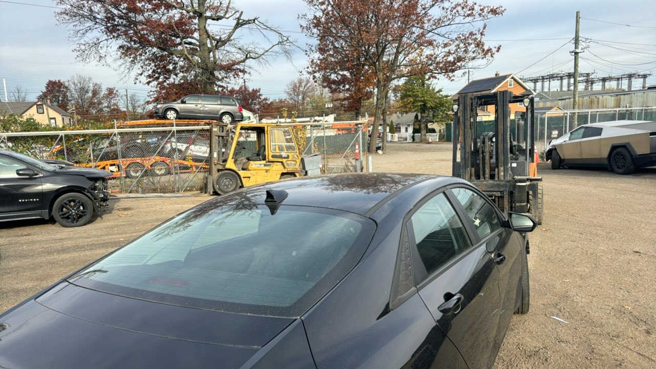 السلام عليكم شباب عندي النترا ٢٠٢٤ لون اسود السيارة بصمة تشغيل عن بعد شاشة متصله الحادث كما موضح بالصور  محرك ٢٠٠٠ دوش السيارة موجود بالحرة الي يريد يدخله كتاب شهداء ترهم السعر ١٠٩٠٠ دولار للاستفسار هذا رقمي *********** واتساب *********** واسف على الاطالة
