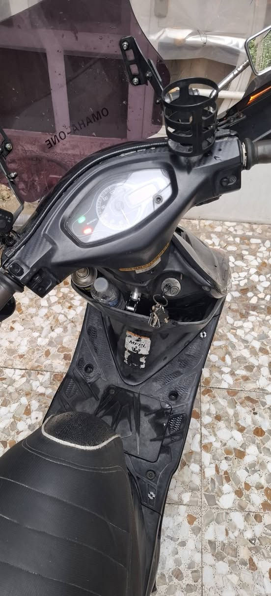 السلام عليكم 
متاح دراجه ناريه مرقمه بغداد ادرس سازوكي سرعه ١٢٠ نظيفه مال بيت موديل ٢٠١٦ ياباني استخدام من الدوام للبيت اشتغلها نكره بطارية جديدة مطلوب (ونص١٥ ) ورقه وبيه مجال قليل مكاني كاظميه للاستفسار ***********
