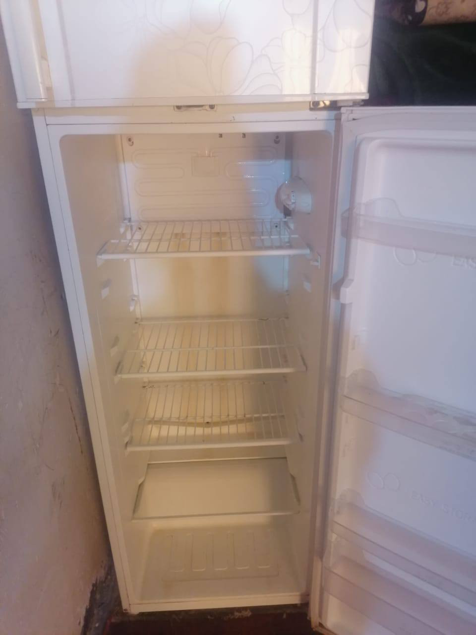 ثلاجه للبيع مستعمله قليل اخت جديده ب٣٠٠وبيها مجال
***********واتس
