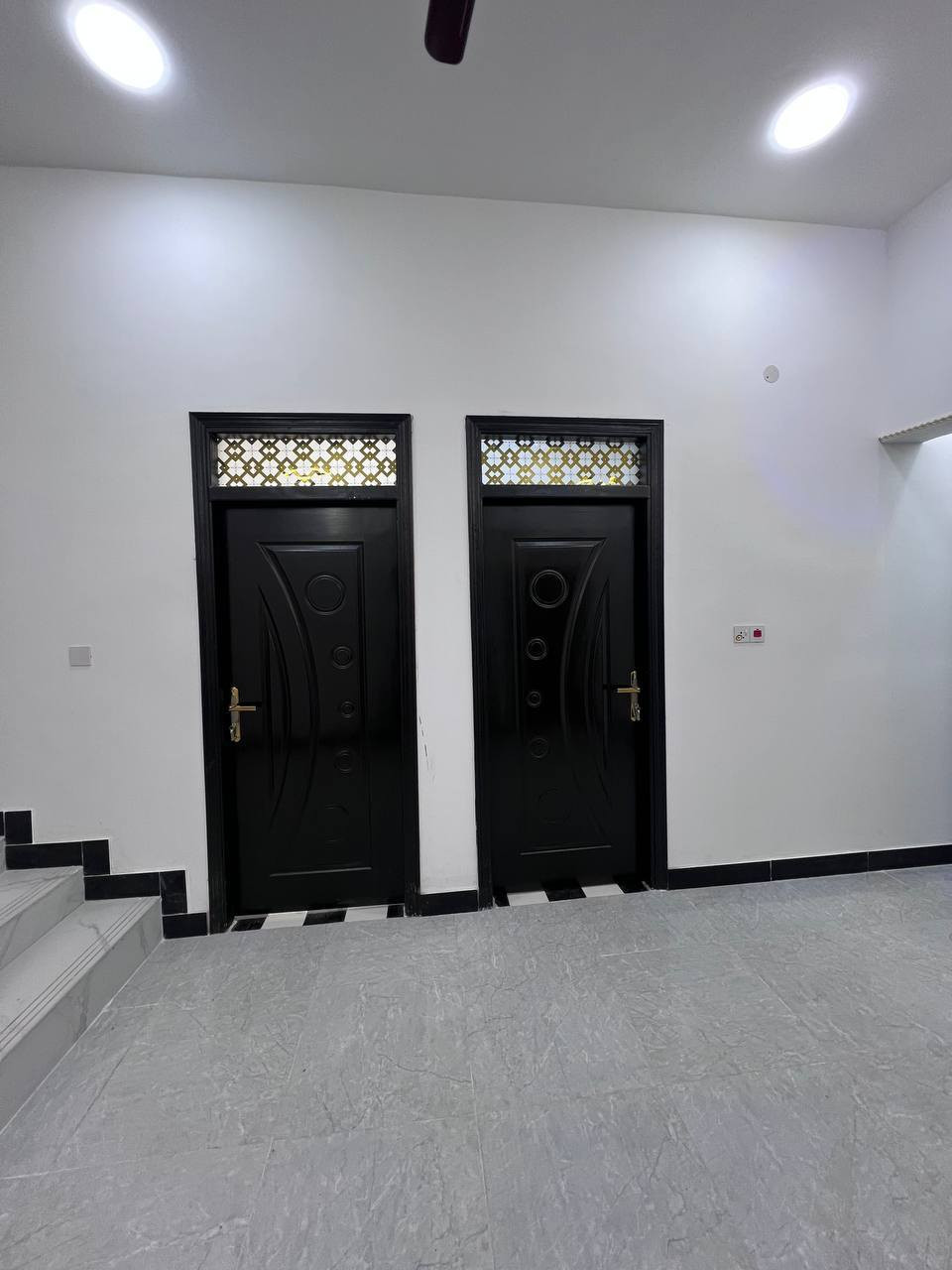 أعلان عن دار سكن 🏠
البصرة - محولة الزهير 
طابو صرف زراعي عراقي نموذج 25
#المساحة :: 200م / على شارع تبليط 10م

#يحتوي :: كراج . صحيات خارجية . أستقبال . حديقة .
مطبخ . صالة واسعة . غرفتين منام . صحيات داخلية .
مناور . درج . / اساس وسقف كونكريت . 
الدار فارغ #جاهز للسكن ان شاء الله.

#خدمات :: ماء . كهرباء . شارع تبليط 10م . منطقة راقية
وقريب مركز البصرة . مدارس . سناتر .
البناء #حديث وشغل مرتب 💯

#السعر_المطلوب :: 125 مليون قابل للتفاوض

#للأستفسار :: ***********
