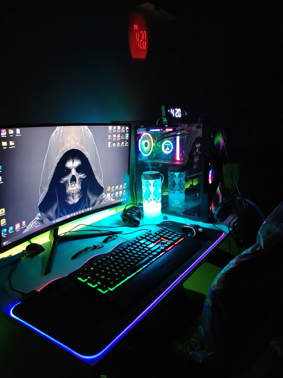 من رخصة الادمن يابة شباب عندي بيسي للبيع شلع كاملة ونظيفة الله شاهد وما ناقصها شي بس جيب كرسي واكعد العب 
ابيع شلع السبب طالب سادس وما متفرغ الها 
المحتويات : 
شاشة 165 هرتز (va ) viewsonic
ميز مع انارة خلفية rgb
Ups 1500 offline 
ماوس وكيبورد ريد دراجون مع ماوس باد rgb 
مواصفات الكيس : 
Core i5 12400f 
Rtx 3060 12 gb gelax
2*8 ram corsair rgb 3200 
Pwoer 750w
Ssd m.2 512 gb + hdd 1tb + hdd 512 gb

العنوان : بغداد المحمودية 
الرقم : ***********
السعر : 1400 وبيها مجال للشراي
