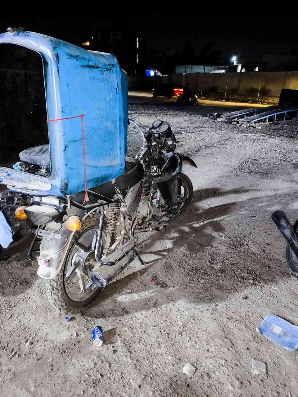 سلام عليكم شباب بوكسر 2023 دراجه رقم انكليزي وسنويه بيها حادث مثل ما موضح بصوره شاصي بي عواج قليل كلش سعرها 1300وبيها مجال عنوان بغداد البلديات رقم الهاتف ***********
