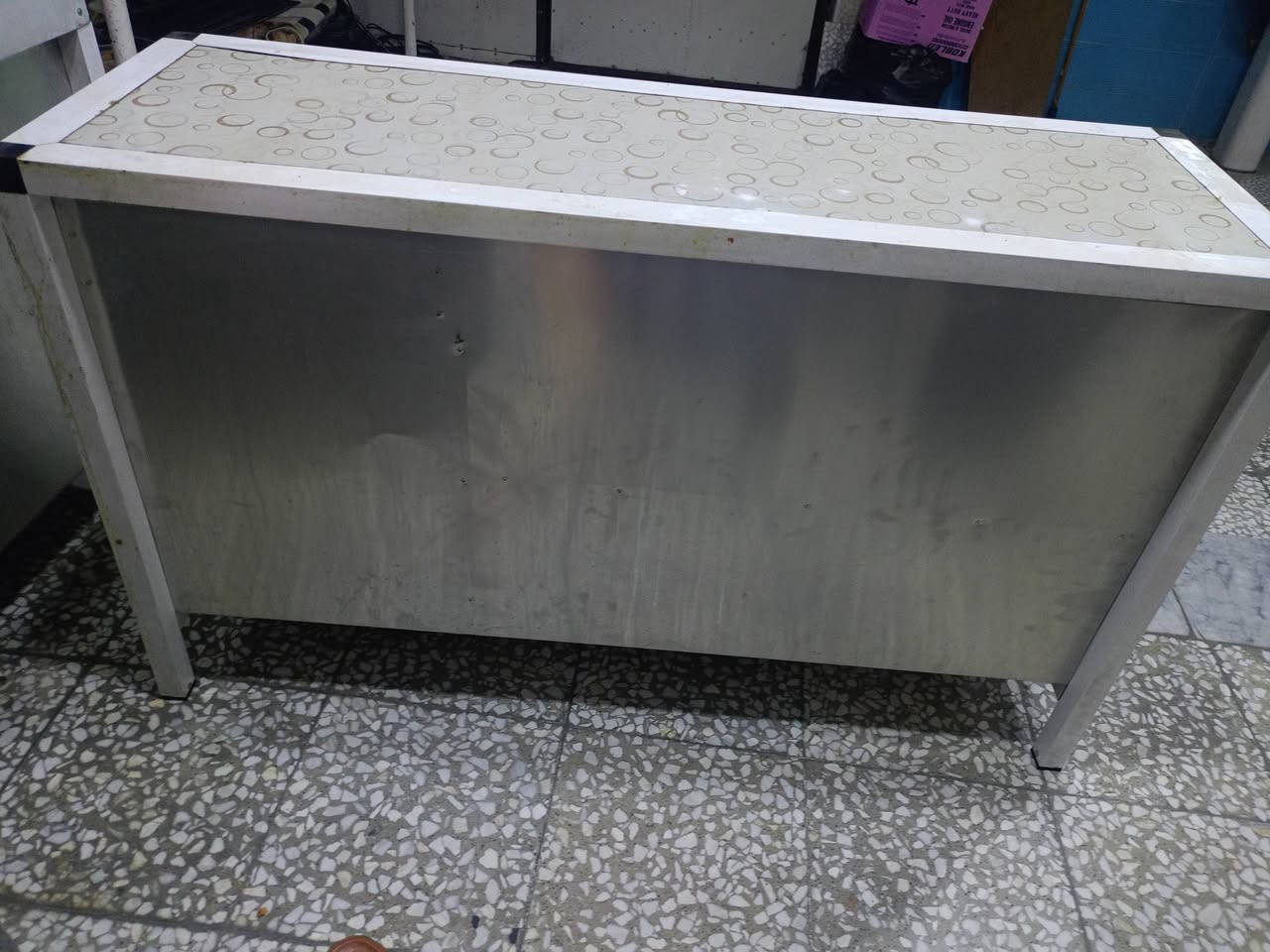 عندي هاذا الكاونتر للبيع نظيف فقط هاذا الباب خالع وموجود السعر 200 الف وبيه مجال بغداد مدينة الصدر ت ***********

