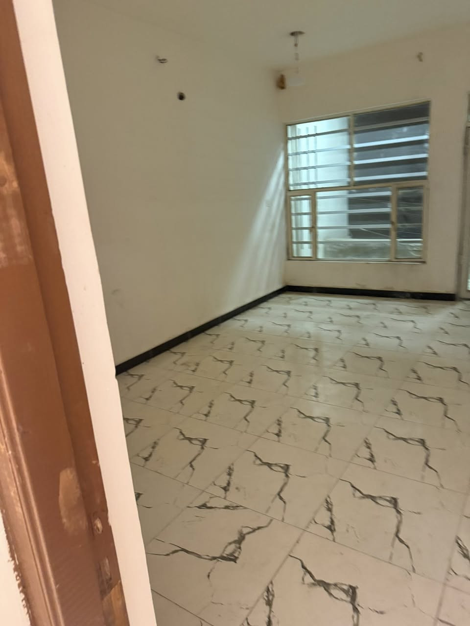 مشتمل للايجار مساحه 80 متر بناء حديث يحتوي الطابق الاول على صاله ومطبخ وخدمات وغرفه نوم والطابق الثاني غرفتين نوم وخدمات العنوان حي العامل شارع دائره الكهرباء للاستفسار والاتصال مكتب محمد الساعدي مقابل مول الحياه ***********
