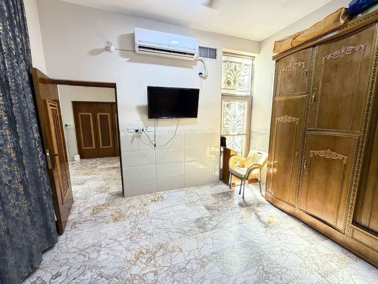 بيت مساحه ١٨٨م الواجه ١١م بناء حديث ٢ طابق ٦ غرف نوم واستقبال وصالة ومطبخ ومجموعه صحية بالطابقين حي القادسية خلف مدرسة العقيله السعر 300 مليون مع مجال بسيط للشراي  للإستفسار ***********
