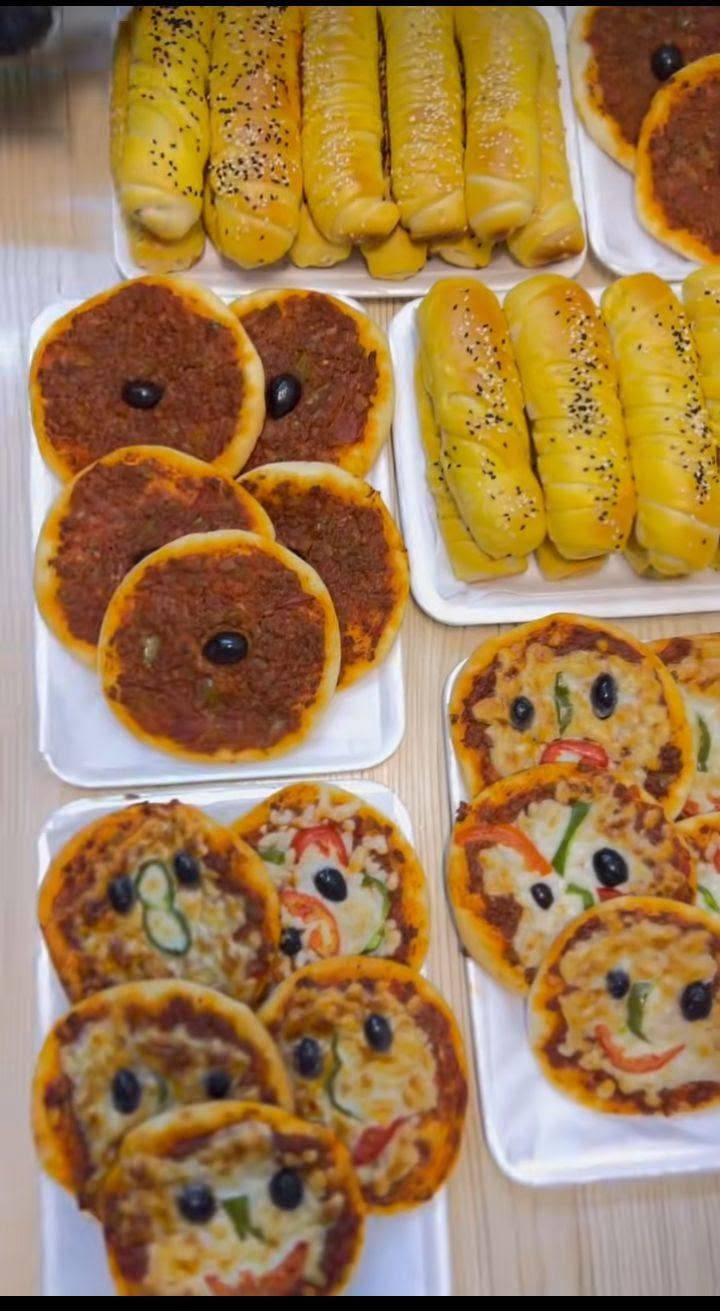 😍👩‍🍳 *مدام سنفور: 
*_حبيباتي متوفر لحم بعجين  
ميني بيتزا  
فطائر جبن  
فطائر دجاج
الحجز قبل يوم او يومين


**إذا كنت صاحب هذا الإعلان وتريد حذفه لأي سبب، رجاءا أرسل رسالة إلى الدعم الفني**