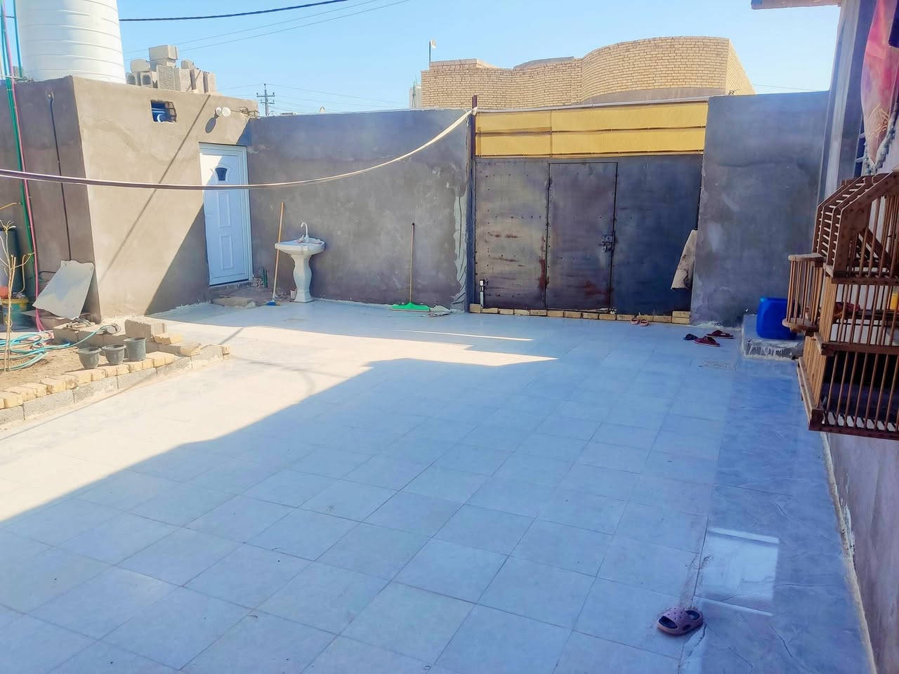 سلام عليكم
بيت زراعي 400م بناء جديد 
بلوك كهربائي وصب 
غرفتين كبار 
صاله 10*4
مطبخ 5*5
صحيات 2
دوانيه 18*4.5
طامه جبره وحديقه 
العنوان حي الصحفين كشمره 
قبل لا توصل السجن الاصلاحي بشارع الشيخ 
***********وساب
