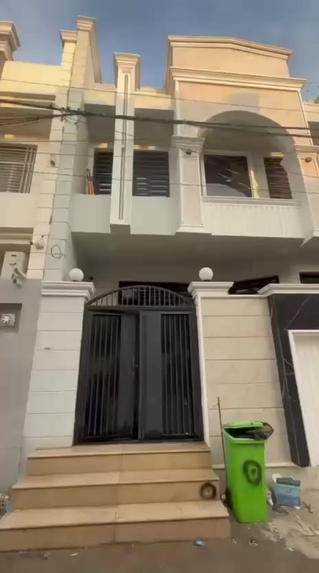 بيت للبيع مساحه 100 متر في كربلاء المقدسه في مجمع الزيتون على شارع الچاير 
بناء درجه اولى
الواجها ٧ ونص 
يحتوي على 4 غرف نوم 
ديكورات و واجها يخبل 
السعر مع الاثاث 210 مليون مع مجال بسيط
للاستفستار ***********
