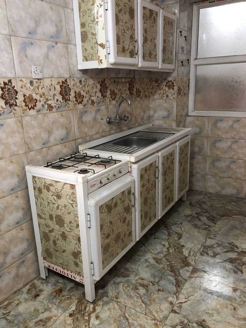 شقه سكنيه طابق اول للايجار بسعر 225
تصلح ان تكون اقسام داخليه
الشقه تتكون من : غرفه + صاله+مطبخ+ صحيات 
بناء درجه اولى وجديد 
ويتوفر فيها خدمات : خط مولد ذهبي + سخان ماء + ماطور ماء وخزان + كاونتر وطباخ + كامرات
تتوفر في المنطقه جميع الخدمات
ملاحظه: نعتذر عن الايجار لغير العوائل الصغيره
العنوان: كربلاء حي للغدير - بدايه ركن حي الغدير ، سايدين ساحتات التارتان ، قرب اساله ماء العتبة
وتتوفر في المنطقه جميع الخدمات  
للستفسار ***********
