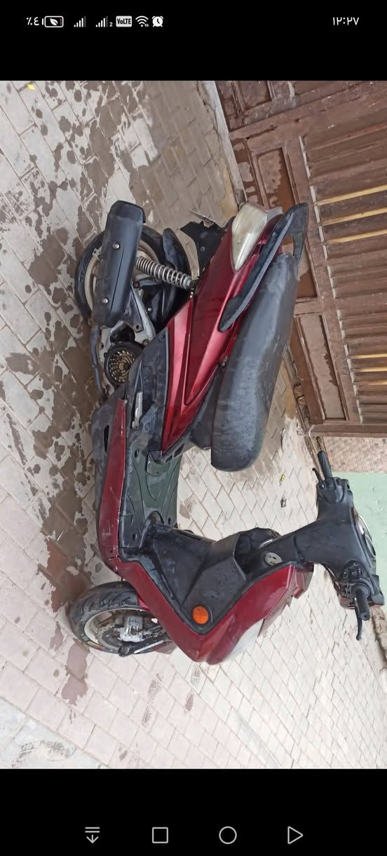 السلام عليكم
(اعادة نشر بسبب ابوعود الكاذبه) 
للبيع دراجه سكنس فحل 
نوزل طلاعات مكينه 52 (ما مزوده )
شغاله نكره سلف هندر 
كهربائيات كلها شغاله 
رون شغال كيج سرعه شغال كيج بانزين شغال سعر 400 وبيها مجال للاستفسار *********** مكاني سامراء
