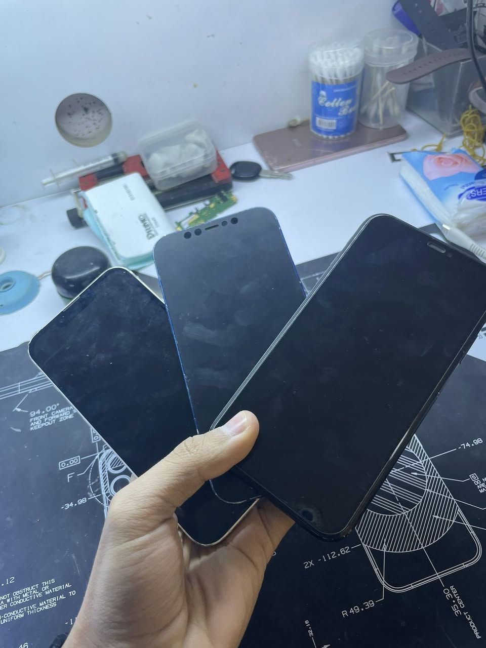 السلام عليكم 
أيفونات للبيع 
ماعجبك المنشور والاسعار أعبرة 
تفاصيل اكثر خاص 
***********
مكاني بغداد حي اور 
1-ايفون 13عادي 
ذاكرة 128
بطارية 82
مبدل شاشة 
فيس ايدي واكف 
نضافة الشاصي كدامك 
سعر 275 وبي مجال 
2-ايفون اكس ار 
ذاكرة 256
بطارية 76بلادية 
مبدل شاشة 
فيس ايدي واكف 
سعر 150وبي مجال 
3-ايفون 12عادي 
ذاكرة 64
بطارية 100
مبدل شاشة 
فيس ايدي واكف 
ضهر مبدل 
سعر 150وبي مجال
