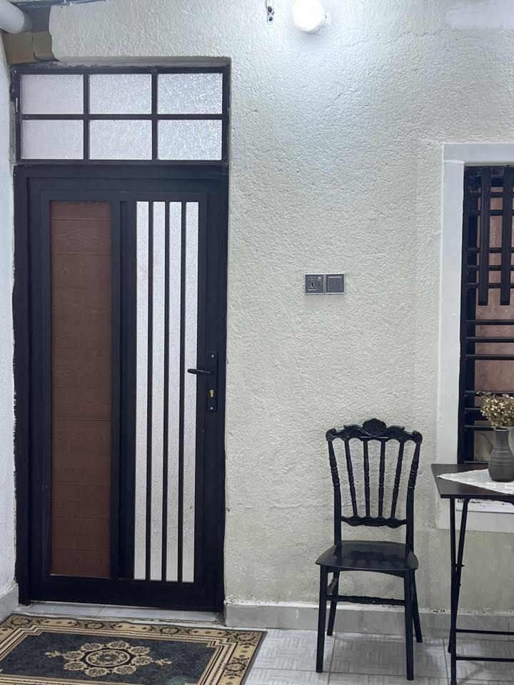 بيت 170م  طابو صرف المنصورية خلف صيدلية ادم قريب على الشارع العام خدمات كاملة مجاري وتبليط يحتوي الدار على 
-استقبال 
-صالة
-ثلاث غرف نوم
-مطبخ 
-حمامات داخلية وخارجية
-طارمة كبيرة 
-الواجهه10والنزال 17
-البيت كونكريت صب طابق واحد (البيت باسمي )
-(لاستفسار *********** )
