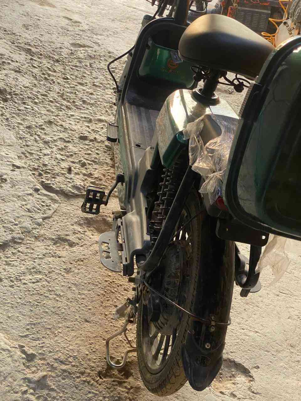 السلام عليكم دراجه شحن
5بطاريات 3نمر 
دراجه جديده استخدام قليل 
امبيثري بلاثوت 
وياهه بصمتين وسويجين وكارت 
مكاني نجف فوك من قريه الغدير 
السعر 350وبيهه مجال 
رقمي ‏‪0777 863 7688‬‏
