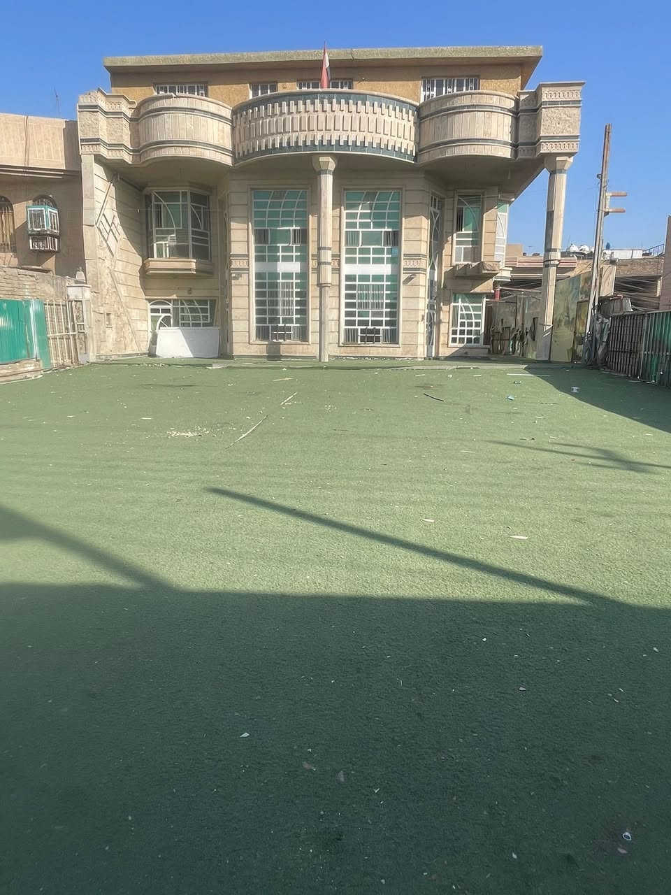 السلام عليكم
يوجد دار مميز للإيجار كان مؤجر مدرسة الامام المهدي (ع)سابقاً وحالياً الدار خالي
ثلاث طوابق ركن بمساحة بناء 300 م
يحتوي كل طابق على خمسة غرف كبيره ومساحة تشجير كبيره 400م مساحة التشجير يقع على شارع عريض
العنوان:-:حي اور قرب شارع ابو عبير وقرب مدرسة اغادير وروضة السندس الحكوميه
للاستفسار الاتصال على
***********
