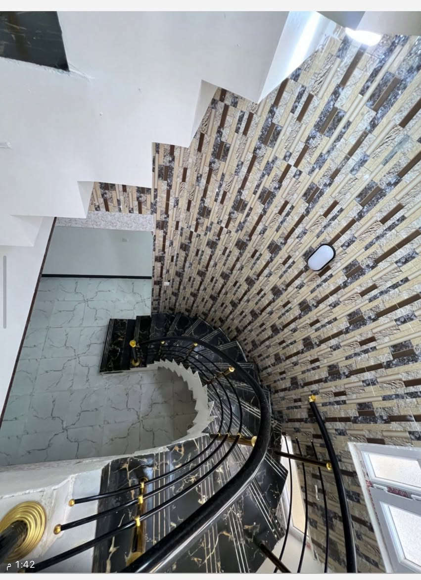 بيت للإيجار  للإيجار لللايجار. الفلاح يم ملعب الدولي كبيرة هذه الصوره من كان مامسكون سكن بي عائلة وطلعت بدل الإيجار ٤٠٠ الف بيت طابقين كامل الفوق غرفتين نوم وهول كبير وصحيات الطابق الأرضي مطبخ استقبال غرفه معيشه غرفه نوم وصحيات***********—-***********—-***********——-***********-
