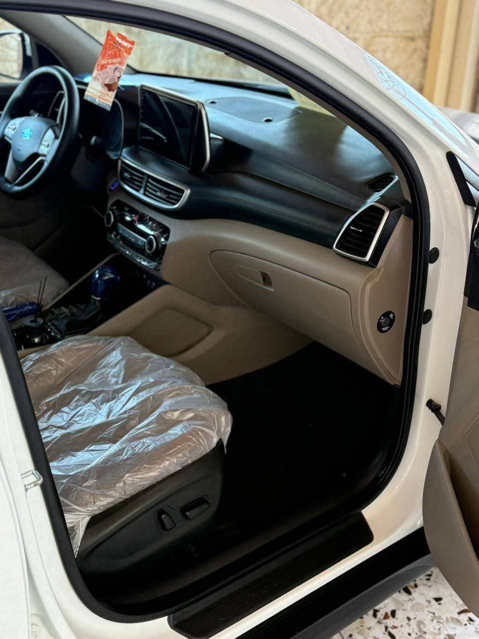 صلي على محمد وآل محمد
السلام عليكم 
اقرا التفاصيل كامل وراها تشلع عيوني 
سعر ١٩٠ 
وبيها مجال قليل 
توكسان 2019ماشيه 73 شرط فحص كمبيوتر والجرس 
خليجي فول فول عدا البانوراما 
رقم اربيل انكليزي
تحويل وكاله حاضر 
ملاحظه 
السيارة مكفولا صبغ وتبديل وبأرد 
حته الدعاميات وبلاستكات 
مواصفات

كشنات جلد +2كهربائيات 
شاشه كبيرة 
تشغيل بصمة بيبان بصمة 
يدات نيكل مري شفط 
ترحيب مري عند فتح باب 
دبل دوسه شحن لاسلكي 
كارب بلاي 
3وضعيات قياده نورمل-ايكو-سبورت حجم محرك 2000دوش محرك كير وضع شركه برغي مامفتوح حته ما مغسول بعد بترب شركه  
بگ لايت شمعه لد امامي 
اصلي 
تخم تاير جديد مشدودلها قبل10ايام نكسن كوري الأصلي 
سبير وضع شركه مانازل 
كتلوكات الشركه والعده مامستعمل 
بصمتين مع السيارة 
باقي التفاصيل معروفه 
مكان السيآره بغداد المنصور 
***********
