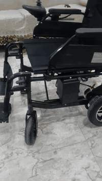 كراسي كهربائيه جديده بالكارتون يطبك ويصير بالسياره بدون رفع البطاريات الشراي يتصل بغداد سعره ٦٠٠الف مع التوصيل حجم كبير ٥٦ *********** وجميع الاحجام
