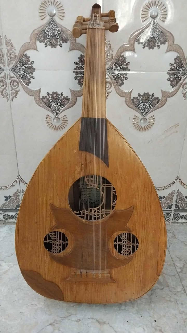 عود عراقي للبيع صناعة نجاح بغدادي سعره 150 مكاني بغداد قرب بسمايا ***********
